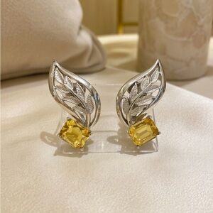 Vintage Signed CORO Gold Tone Faux Amber Stone Leaf Clip on Screwback Earrings